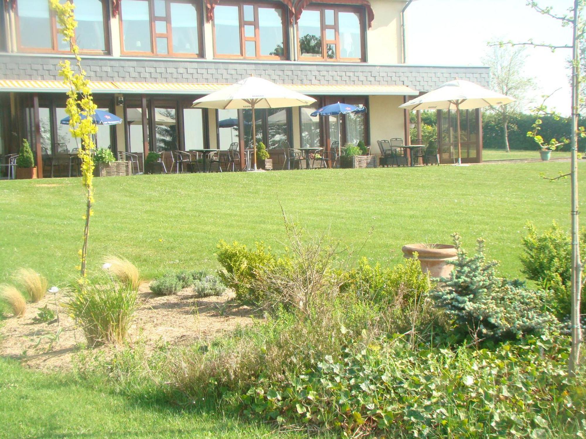 Hotel Restaurant N 4 Martelange Exterior foto
