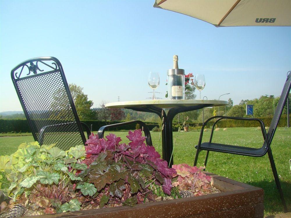 Hotel Restaurant N 4 Martelange Exterior foto